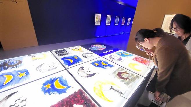 [사진=박현주 미술전문기자]푸른 방을 지나 오면 샤갈의 팔레트를 만나볼 수 있다. 돋보기가 설치되어 샤갈 그림의 흔적을 자세히 살펴볼 수 있다. 2025.05.22. hyun@newsis.com *재판매 및 DB 금지