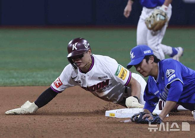[서울=뉴시스] 김근수 기자 = 22일 서울 구로구 고척스카이돔에서 열린 2025 KBO리그 삼성 라이온즈와 키움 히어로즈의 경기, 6회말 2사 주자 1루 상황에서 1루 주자 키움 송성문이 도루를 성공하고 있다. 이날 키움 송성문은 KBO리그 역대 최다 연속 도루 성공 타이기록 29개를 기록했다. 2025.05.22. ks@newsis.com