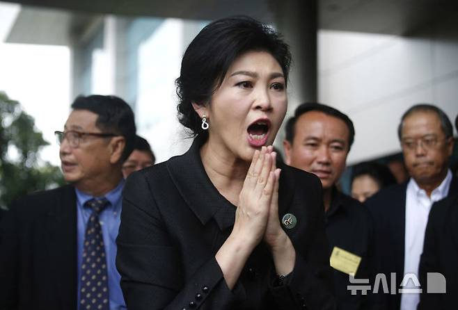 [방콕(태국)=AP/뉴시스]잉락 친나왓 전 태국 총리가 2017년 7월21일 청문회 참석을 위해 태국 방콕의 대법원에 도착하면서 기자들과 이야기를 나누고 있다. 태국 대법원은 22일 추방된 잉럭 친나왓 전 총리에게 10여년 전 정부의 쌀경작 보조금 지급으로 인한 손실 보상을 위해 100억 바트(4210억원) 이상을 지불하라고 명령했다. 2025.05.22.