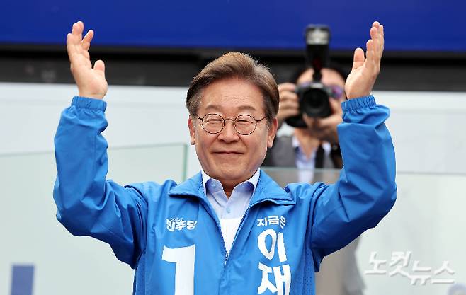 이재명 더불어민주당 대선후보가 지난 21일 오후 인천 서구 롯데마트앞에서 열린 유세에서 손을 들어 인사하고 있다. 인천=류영주 기자