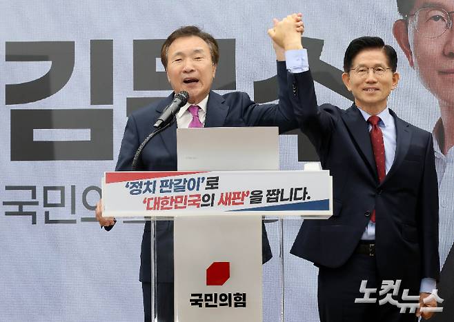 손학규 전 바른미래당 대표가 22일 오전 서울 여의도 국민의힘 중앙당사 다목적홀에서 열린 김문수 국민의힘 대선 후보 "정치를 판갈이 합니다" 정치개혁 관련 긴급 기자회견에 참석해 김 후보의 손을 들어보이며 지지를 선언하고 있다. 황진환 기자