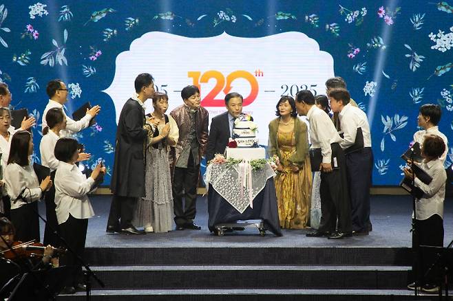 예배에서는 120주년 교회 영상과 스킷드라마, 케이크 커팅 등의 순서도 마련됐다. 포항제일교회 제공