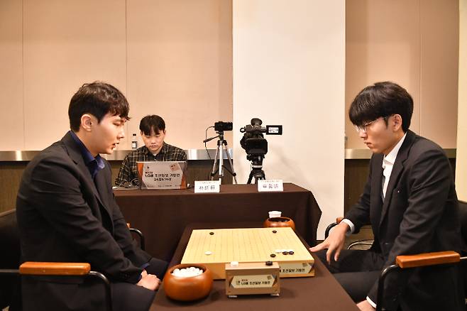 박정환 9단(사진 왼쪽)이 신진서 9단과 LG배에서 대결하고 있다. 한국기원 제공