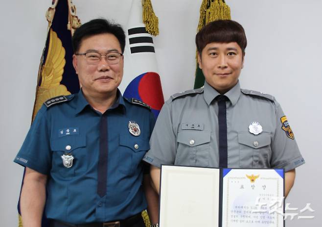 5·18 전야제 행사 현장에서 갑자기 쓰러진 구조대상자를 신속히 응급조치한 이수호씨가 22일 동부경찰서로부터 표창장을 받았다. 광주 동부경찰서 제공