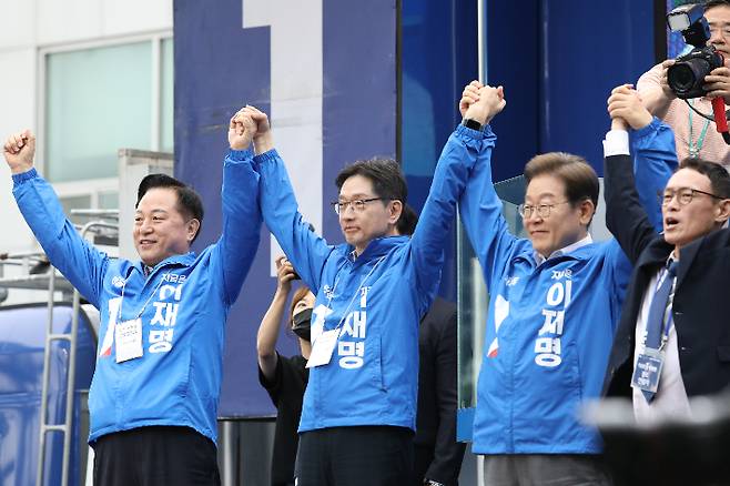 경남 양산을 찾은 이재명 후보와 김경수 총괄선대위원장, 김두관 상임선대위원장이 손을 들어 보이고 있다. 민주당 제공