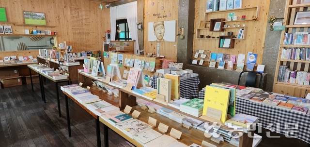 생태 책방 ‘들녘의 마음’ 내부.