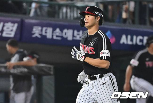 [OSEN=부산, 이석우 기자] 21일 부산 사직야구장에서 2025 신한 SOL 뱅크 KBO 리그 롯데 자이언츠와 LG 트윈스의 경기가 열렸다. 홈팀 롯데는 나균안이, 방문팀 LG는 임찬규가 선발 출전했다. LG 트윈스 이영빈이 6회초 우중월 동점 솔로 홈런을 치고 그라운드를 돌고 있다. 2025.05.21 / foto0307@osen.co.kr