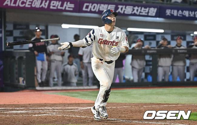 [OSEN=부산, 이석우 기자] 21일 부산 사직야구장에서 2025 신한 SOL 뱅크 KBO 리그 롯데 자이언츠와 LG 트윈스의 경기가 열렸다. 홈팀 롯데는 나균안이, 방문팀 LG는 임찬규가 선발 출전했다.롯데 자이언츠 고승민이 8회말 2사 1루 우월 동점 2점 홈런을 치고 있다. 2025.05.21 / foto0307@osen.co.kr
