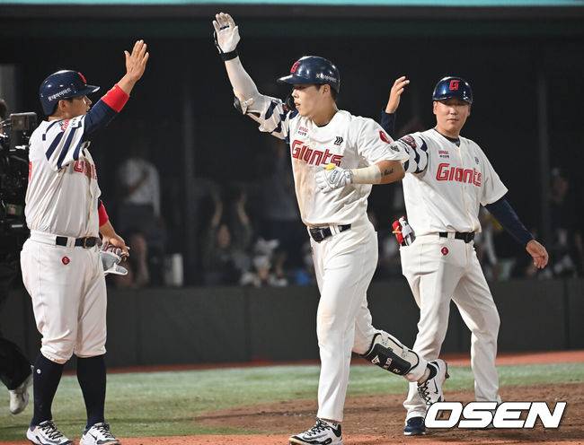 [OSEN=부산, 이석우 기자] 21일 부산 사직야구장에서 2025 신한 SOL 뱅크 KBO 리그 롯데 자이언츠와 LG 트윈스의 경기가 열렸다. 홈팀 롯데는 나균안이, 방문팀 LG는 임찬규가 선발 출전했다.롯데 자이언츠 고승민이 8회말 2사 1루 우월 동점 2점 홈런을 치고 하이파이브를 하고 있다. 2025.05.21 / foto0307@osen.co.kr