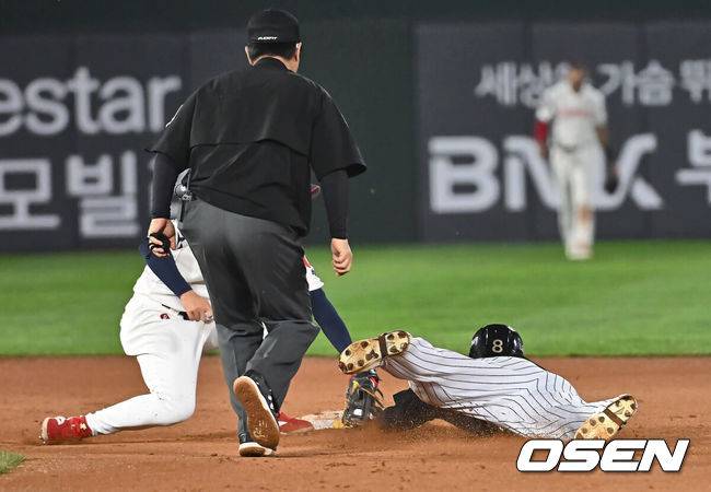 [OSEN=부산, 이석우 기자] 21일 부산 사직야구장에서 2025 신한 SOL 뱅크 KBO 리그 롯데 자이언츠와 LG 트윈스의 경기가 열렸다. 홈팀 롯데는 나균안이, 방문팀 LG는 임찬규가 선발 출전했다. LG 트윈스 문성주가 연장 10회초 1사 1루 오스틴 타석때 2루 도루를 시도했으나 2루수 이호준에게 태그 아웃되고 있다. 2025.05.21 / foto0307@osen.co.kr