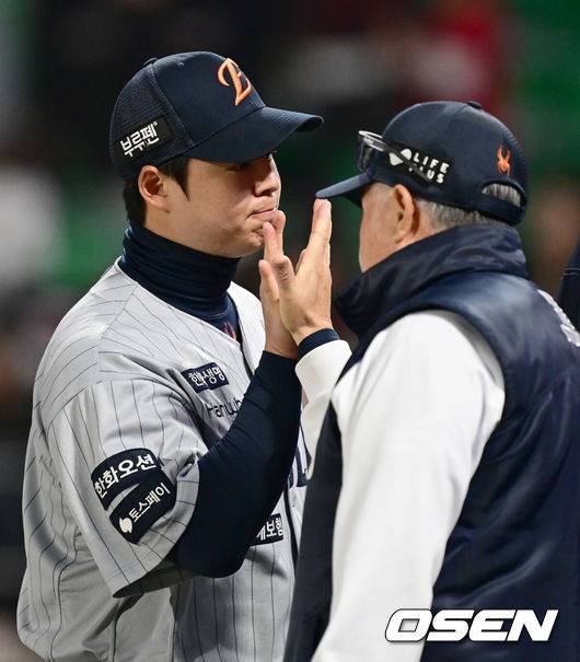 [OSEN=인천, 김성락 기자] 프로야구 한화 이글스가 3연승을 질주하며 주중 3연전 위닝시리즈를 확보했다.&nbsp;한화는 16일 인천 SSG랜더스필드에서 열린 ‘2025 신한은행 SOL Bank KBO리그’ SSG 랜더스와의 경기에서 10-4로 승리하고 3연승을 내달렸다. 주중 3연전 첫 2경기를 모두 잡아내며 위닝시리즈도 확보했다.&nbsp;경기 종료 후 한화 노시환, 김경문 감독이 하이파이브를 하고 있다. 2025.04.16 / ksl0919@osen.co.kr