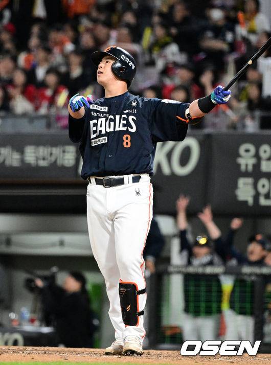 [OSEN=광주, 지형준 기자] 2일 오후 광주-기아 챔피언스필드에서 2025 신한 SOL Bank KBO리그 KIA 타이거즈와 한화 이글스의 경기가 열렸다.5연승에 도전하는 한화는 엄상백을, 연패를 막아야 하는 KIA는 아담 올러를 선발로 내세웠다.연장 11회초 무사에서 한화 노시환이 좌월 솔로포를 날리고 있다. 2025.05.02 /jpnews@osen.co.kr