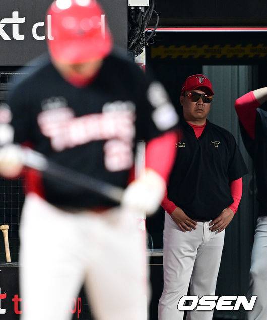 [OSEN=수원, 조은정 기자]KT가 고영표의 퀄리티스타트 플러스 명품투를 앞세워 5할 승률을 회복했다. 1회말 발생한 KIA 최원준의 포구 실책에 양 팀의 희비가 엇갈렸다.프로야구 KT 위즈는 21일 수원KT위즈파크에서 열린 2025 신한 SOL뱅크 KBO리그 KIA 타이거즈와의 시즌 5차전에서 3-1로 승리했다.&nbsp;9회초 1사 KIA 이범호 감독이 이우성 타석을 지켜보고 있다. 2025.05.21 /cej@osen.co.kr