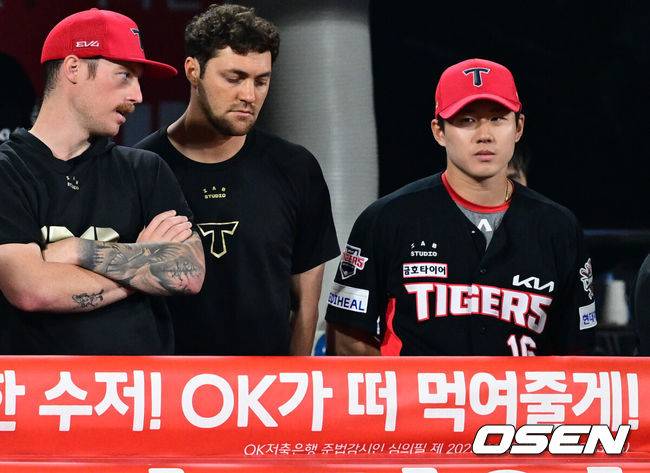 [OSEN=수원, 조은정 기자]KT가 고영표의 퀄리티스타트 플러스 명품투를 앞세워 5할 승률을 회복했다. 1회말 발생한 KIA 최원준의 포구 실책에 양 팀의 희비가 엇갈렸다.프로야구 KT 위즈는 21일 수원KT위즈파크에서 열린 2025 신한 SOL뱅크 KBO리그 KIA 타이거즈와의 시즌 5차전에서 3-1로 승리했다.&nbsp;9회초 KIA 최원준(오른쪽)이 경기를 지켜보고 있다. 2025.05.21 /cej@osen.co.kr