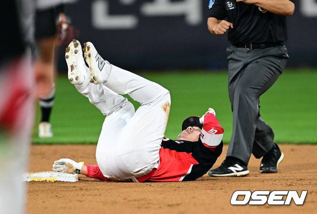 [OSEN=수원, 조은정 기자]KT가 고영표의 퀄리티스타트 플러스 명품투를 앞세워 5할 승률을 회복했다. 1회말 발생한 KIA 최원준의 포구 실책에 양 팀의 희비가 엇갈렸다.프로야구 KT 위즈는 21일 수원KT위즈파크에서 열린 2025 신한 SOL뱅크 KBO리그 KIA 타이거즈와의 시즌 5차전에서 3-1로 승리했다.&nbsp;9회초 1사 KIA 이우성이 안타를 날린 뒤 2루에서 태그아웃 되고 있다. 2025.05.21 /cej@osen.co.kr