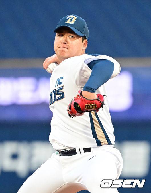 [OSEN=창원, 김성락 기자] 13일 오후 경남 창원NC파크에서  2025 신한 SOL뱅크 KBO 리그 시범경기 NC 다이노스와 KT 위즈의 경기가 열렸다.KBO리그 10개 구단은 오는 18일까지 시범경기 10경기를 소화한다. 2025시즌 개막전은 오는 22일 개최된다. 개막전 매치업은 LG-롯데(서울 잠실구장), KIA-NC(광주-기아챔피언스필드), SSG-두산(인천 SSG랜더스필드), KT-한화(수원 KT위즈파크), 삼성-키움(대구 삼성라이온즈파크)이다.1회초 NC 선발 신민혁이 마운드에 올라 힘차게 공을 뿌리고 있다. 2025.03.13 / ksl0919@osen.co.kr