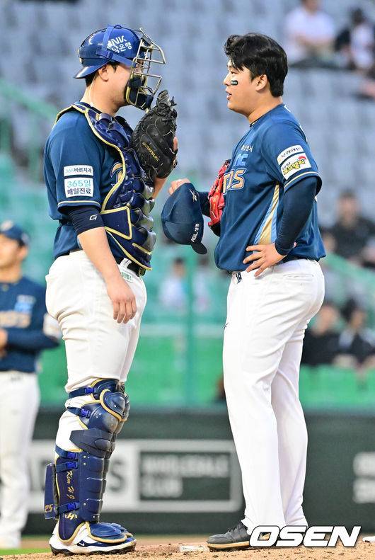 [OSEN=인천, 민경훈 기자] 15일 오후 인천 SSG랜더스필드에서 ‘2025 신한 SOL Bank KBO리그’ SSG 랜더스와 NC 다이노스의 경기가 열렸다.SSG는 앤더슨을, NC는 신민혁을 선발로 내세웠다.3회말 1사 주자 1,2루 SSG 최지훈 타석에서 NC 김형준과 선발 신민혁이 얘기를 나누고 있다. 2025.05.15 / rumi@osen.co.kr