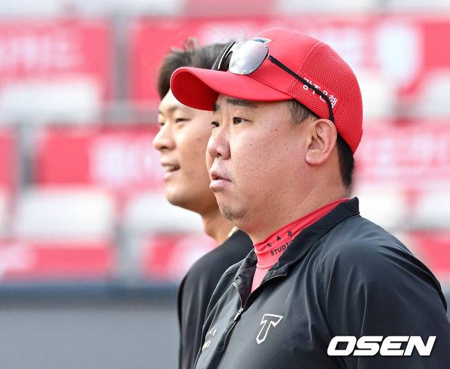 [OSEN=수원, 이대선 기자] 22일 오후 수원 KT위즈파크에서 2025 신한 SOL Bank KBO리그 KT 위즈와 KIA 타이거즈의 경기가 열렸다.KT는 쿠에바스, KIA는 양현종을 선발투수로 내세웠다경기에 앞서 KIA 이범호 감독이 훈련 중인 선수들을 바라보고 있다. 2025.05.22 /sunday@osen.co.kr