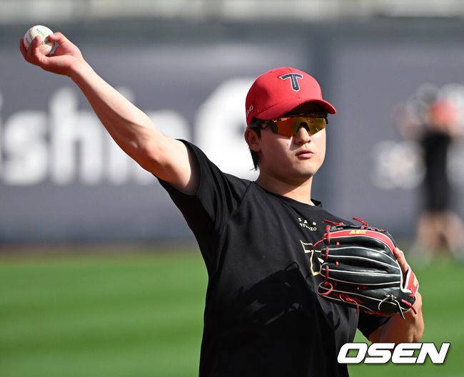 [OSEN=수원, 이대선 기자] 22일 오후 수원 KT위즈파크에서 2025 신한 SOL Bank KBO리그 KT 위즈와 KIA 타이거즈의 경기가 열렸다.KT는 쿠에바스, KIA는 양현종을 선발투수로 내세웠다경기에 앞서 KIA 윤도현이 캐치볼을 하고 있다. 2025.05.22 /sunday@osen.co.kr