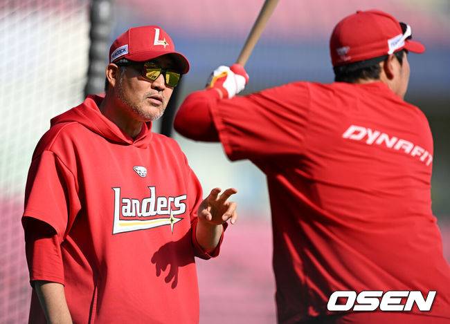 [OSEN=잠실, 조은정 기자]22일 오후 서울 잠실구장에서 2025 신한 SOL Bank KBO리그 두산 베어스와 SSG 랜더스의 경기가 열린다.이날 두산은 홍민규를, SSG은 김광현을 선발로 내세웠다.SSG 이숭용 감독이 한유섬에게 타격을 지도하고 있다. 2025.05.22 /cej@osen.co.kr