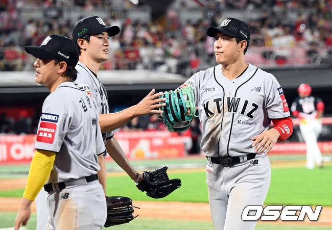 [OSEN=수원, 조은정 기자]21일 오후 수원 KT위즈파크에서 2025 신한 SOL Bank KBO리그 KT 위즈와 KIA 타이거즈의 경기가 열렸다.이날 홈팀 KT는 고영표를, 방문팀 KIA는 올러를 선발투수로 내세웠다7회초 무실점으로 이닝을 마친 KT 선발 고영표가 황재균과 하이파이브를 하고 있다. 2025.05.21 /cej@osen.co.kr