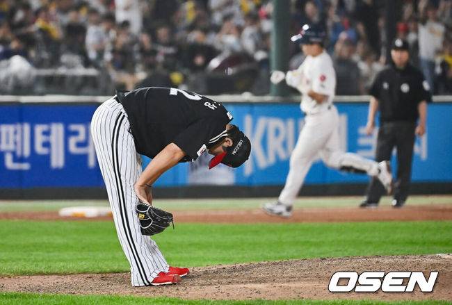 [OSEN=부산, 이석우 기자] 21일 부산 사직야구장에서 2025 신한 SOL 뱅크 KBO 리그 롯데 자이언츠와 LG 트윈스의 경기가 열렸다. 홈팀 롯데는 나균안이, 방문팀 LG는 임찬규가 선발 출전했다.LG 트윈스 김진성이 8회말 2사 1루 롯데 자이언츠 고승민에게 우월 동점 2점 홈런을 맞고 아쉬워하고 있다. 2025.05.21 / foto0307@osen.co.kr