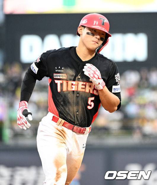 [OSEN=수원, 이대선 기자] 22일 오후 수원 KT위즈파크에서 2025 신한 SOL Bank KBO리그 KT 위즈와 KIA 타이거즈의 경기가 열렸다.KT는 쿠에바스, KIA는 양현종을 선발투수로 내세웠다3회초 무사에서 KIA 김도영이 좌중월 솔로 홈런을 치고 그라운드를 돌고 있다. 2025.05.22 /sunday@osen.co.kr