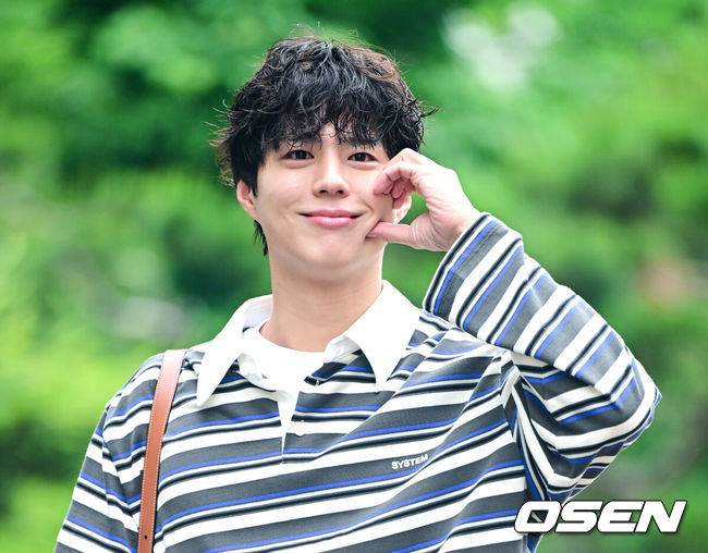 [OSEN=최규한 기자] 20일 오전 서울 여의도 KBS 신관에서 KBS 2TV '더 시즌즈 - 박보검의 칸타빌레' 녹화가 진행됐다.넷플릭스 시리즈 ‘폭싹 속았수다’로 전 세계 시청자들을 사로잡은 박보검은 KBS2 심야 음악 프로그램 ‘더 시즌즈-박보검의 칸타빌레’ MC로도 활약하며 다방면에서 활발한 활동을 이어가고 있다.배우 박보검이 방송국으로 이동히며 인사를 하고 있다. 2025.05.20 / dreamer@osen.co.kr