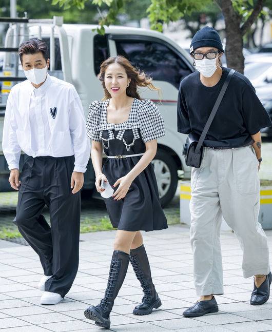 [OSEN=민경훈 기자] 18일 오후 혼성그룹 코요태 (김종민, 신지, 빽가)가 서울 양천구 SBS 목동 사옥에서 진행된 SBS 파워FM '두시탈출 컬투쇼' 참석했다.코요태 멤버들이 입장하며 포즈를 취하고 있다. 2022.08.18 /rumi@osen.co.kr