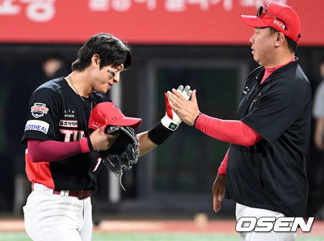 [OSEN=수원, 이대선 기자] 프로야구 KIA 타이거즈는 22일 수원KT위즈파크에서 열린 2025 신한 SOL뱅크 KBO리그 KT 위즈와의 시즌 6차전에서 8-3으로 승리했다.&nbsp;KIA는 최근 2연패, 원정 4연패에서 탈출하며 시즌 23승 24패를 기록했다. 주중 3연전 스윕패 위기에서 탈출했다. 반면 3연승에 실패한 KT는 하루 만에 5할 승률이 무너졌다. 23승 3무 24패. 동시에 목요일 6연패에 빠졌다.경기 후 KIA 박찬호가 이범호 감독과 승리의 기쁨을 나누고 있다. 2025.05.22 /sunday@osen.co.kr