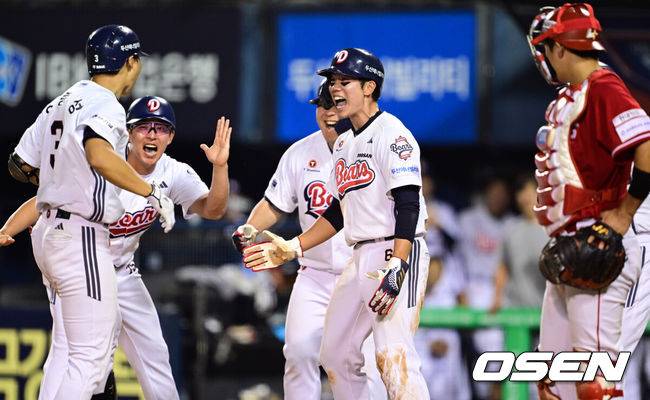 [OSEN=잠실, 조은정 기자]22일 오후 서울 잠실구장에서 2025 신한 SOL Bank KBO리그 두산 베어스와 SSG 랜더스의 경기가 열렸다.이날 두산은 홍민규를, SSG은 김광현을 선발로 내세웠다.8회말 2사 만루 두산 임종성이 역전 우월 그랜드 슬램을 때려낸 뒤 베이스를 돌고 있다. 2025.05.22 /cej@osen.co.kr