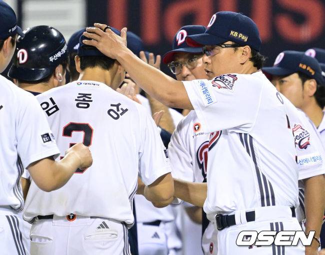 [OSEN=잠실, 조은정 기자]프로야구 두산 베어스가 8회 터진 만루홈런 한 방으로 길었던 5연패를 끊었다.&nbsp;두산은 22일 서울 잠실구장에서 열린 ‘2025 신한은행 SOL Bank KBO리그’ SSG 랜더스와의 경기에서 6-5로 승리하며 SSG의 시리즈 스윕을 저지했다. 두산은 이날 승리로 5연패에서 탈출했다.&nbsp;두산 임종성이 이승엽 감독과 승리를 기뻐하고 있다. 2025.05.22 /cej@osen.co.kr