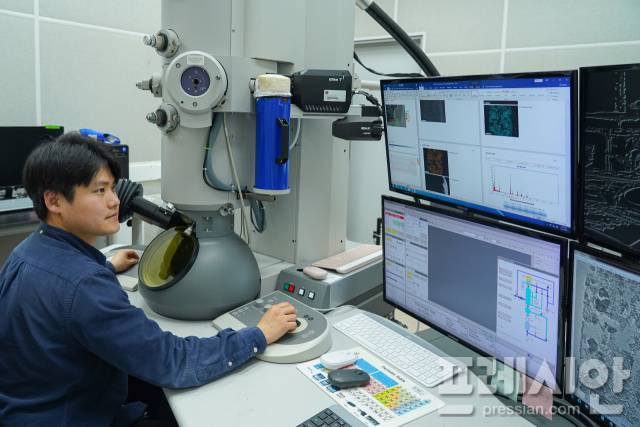 ▲조용륜 GIST 박사가 투과전자현미경(TEM)을 이용해 실험하고 있다ⓒGIST