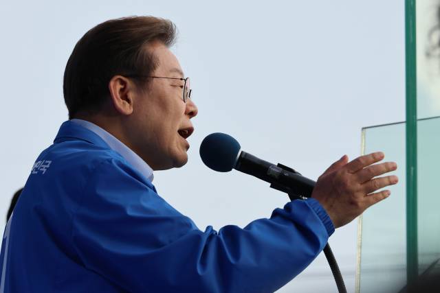 ▲더불어민주당 이재명 대선 후보가 지난 21일 자신의 지역구인 인천광역시 계양역 앞 유세에서 시민들에게 지지를 호소하고 있다. ⓒ연합뉴스