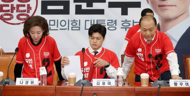 ▲국민의힘 김용태 비상대책위원장과 나경원(왼쪽), 황우여 공동선거대책위원장이 19일 국회에서 열린 중앙선거대책위원회 회의에 참석하고 있다. ⓒ연합뉴스