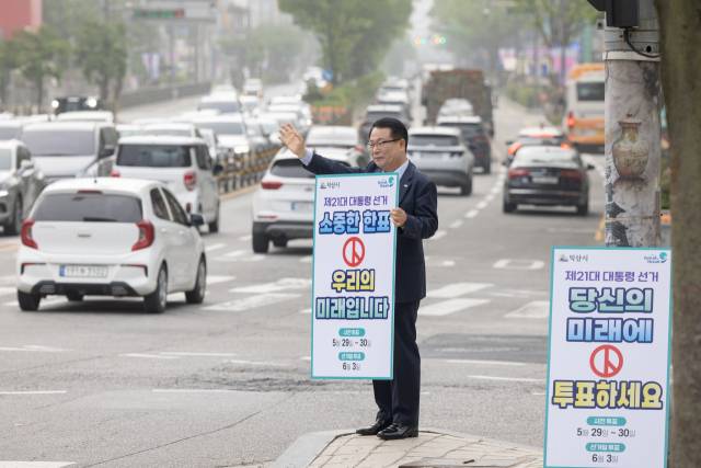 ▲정헌율 익산시장은 22일 오전 8시 출근길에 단체장이 아닌 개인 신분으로 익산시 영등동 홈플러스 사거리에서 시민들의 투표 참여를 독려하는 '1인 호소 캠페인'에 나섰다. ⓒ정헌율 익산시장 페이스북