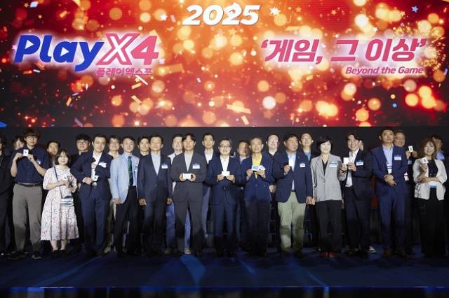 ▲22일 킨텍스 1전시장에서 열린 2025 플레이엑스포(PlayX4)에서 김동연 경기도지사와 참가자 전원이 기념촬영을 하고 있다. ⓒ경기도