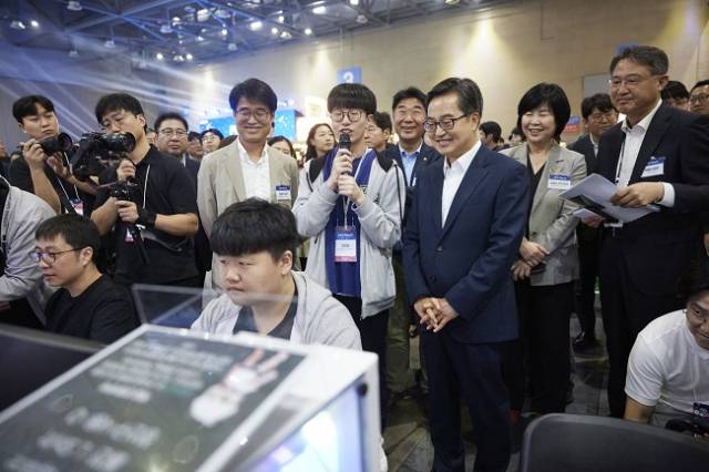 ▲ 21일 킨텍스 1전시장에서 열린 2025 플레이엑스포(PlayX4)에서 김동연 경기도지사 부스 라운딩을 하고 있다. ⓒ경기도