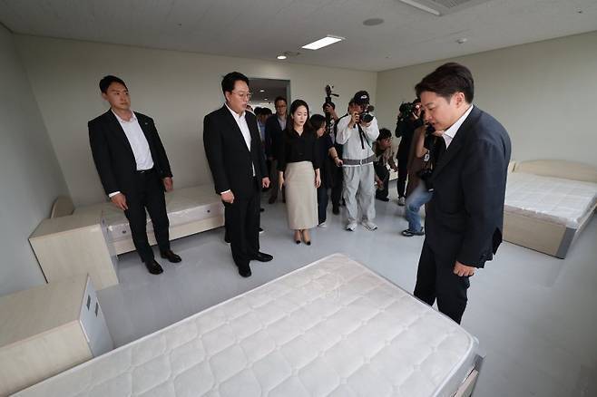 이준석 개혁신당 대선 후보가 21일 경기 성남의료원을 찾아 병실 내부를 둘러보고 있다. 공동취재단