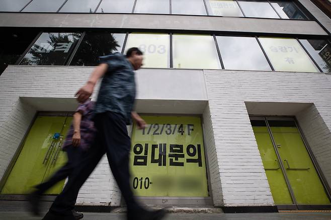 서울의 한 상가 건물에 ‘임대문의’ 안내문이 붙어 있다. 올해 1분기 폐업한 자영업자 중 약 50만 곳은 대출을 안은 채 문을 닫은 것으로 조사됐다. 뉴스1
