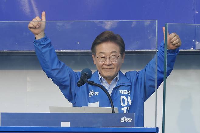 더불어민주당 이재명 대선 후보가 지난 21일 자신의 지역구인 인천 계양구 계양역을 찾아 지지를 호소하고 있다. 뉴스1