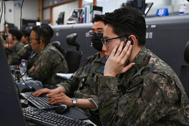 대한민국 공군 중앙방공통제소(MCRC) 무기운영팀이 항적분리 임무를 수행하고 있다. 공군 제공