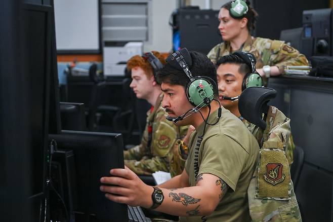 미 621항공통제대대 통제사들이 항공관제 임무를 수행하고 있다. 공군 제공