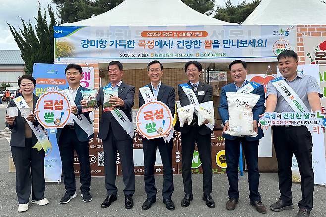 임영선 농협하나로유통 대표이사(왼쪽 4번째)가 19일 곡성세계장미축제 내 행사 부스에서 방현용 농협중앙회 곡성군지부장(5번째), 조동윤 입면농협 조합장(3번째), 한승준 석곡농협 조합장(6번째) 과 기념사진을 촬영하고 있다. 농협중앙회 제공