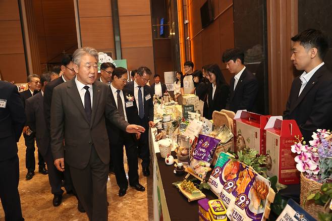 강호동 농협중앙회장이 20일 대전광역시에서 개최된「'25년 하나로마트 선도조합협의회 정기총회」에서 관계자들과 함께 농협에서 만든 가공식품을 살펴보고 있다. 농협중앙회 제공