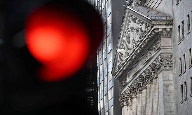 뉴욕증권거래소 앞 신호등에 빨간불이 들어와 있다. AFP연합뉴스