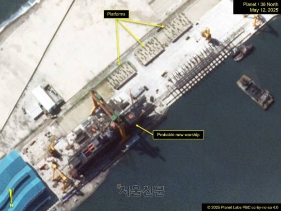 위성이 함경북도 청진항에서 포착한 북한의 신형 군함 건조 모습. ‘북한판 이지스함’으로 불리는 최현함과 크기 및 수직발사시스템(VLS)이 같다. 38노스 캡처