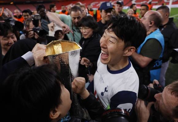 21일(현지시간) 스페인 빌바오 산 마메스 바리아에서 열린 유럽축구연맹(UEFA) 유로파리그(UEL) 토트넘 홋스퍼와 맨체스터 유나이티드의 결승전에서 토트넘 주장 손흥민이 우승컵을 들어올린 채 웃고 있다. 2025.5.21 빌바오 로이터 연합뉴스
