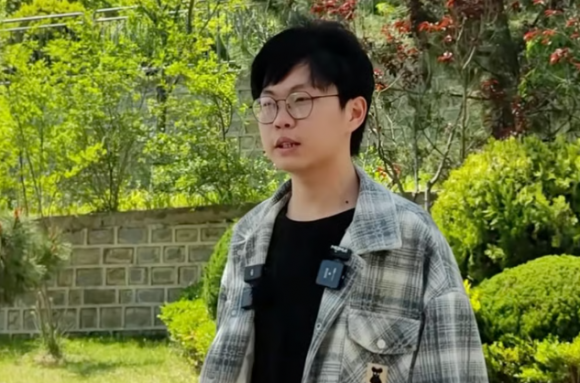 중국에서 대학 입학 시험을 치르기 위해 택시를 타고 가던 학생이 함께 가던 친구가 쓰러지자 시험을 포기하고 친구를 살린 사연이 알려지며 현지에서 화제가 되고 있다. 더우인