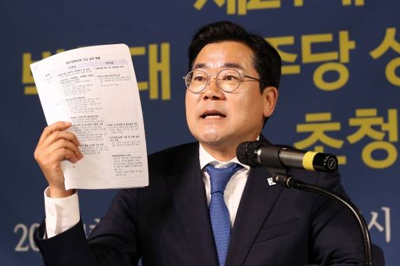 TK 공약 밝히는 박찬대 민주당 선대위원장 - 제21대 대통령선거 박찬대 더불어민주당 상임총괄선대위원장이 22일 오전 대구 남구 이천동 대구아트파크에서 열린 대구·경북 중견언론인 모임 아시아포럼21 초청토론회에 참석해 대구·경북 공약에 대해 발언하고 있다. 2025.5.22. 뉴스1